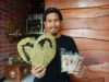 Pria Kreatif ini Manfaatkan Limbah Daun Jadi Karya Seni
