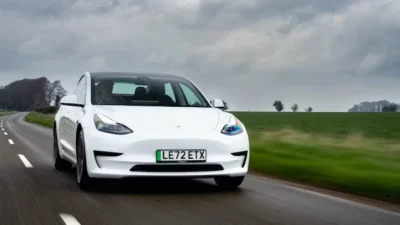 Harga Tesla Model 3 Bikin Geleng-geleng Kepala, Begini Jumlah Nolnya (Image From: Carwow)