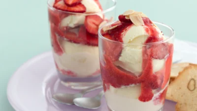 Ilustrasi Cara Membuat Strawberry Sundae, Rasakan Kesegaran yang Menyapa Lidah Kamu (Image From: Taste)