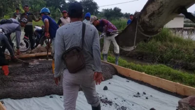 Pemdes Gambarsari Bangun Jalan Lingkungan