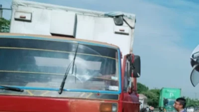 Dishub Karawang Tertibkan Truk di Bahu Jalan Interchange Karawang Barat