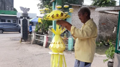 Penjualan Janur Kuning Meningkat di Musim Nikah