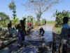 Pemdes Bojongjaya Bangun Jalan Cor Beton TPU Desa