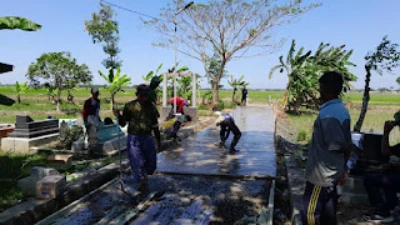 Pemdes Bojongjaya Bangun Jalan Cor Beton TPU Desa