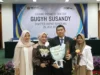 Dr Gugyh Susandy SE MSi CBM bersama istri dan kedua putrinya usai sidang Promosi Doktor.