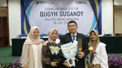 Dr Gugyh Susandy SE MSi CBM bersama istri dan kedua putrinya usai sidang Promosi Doktor.