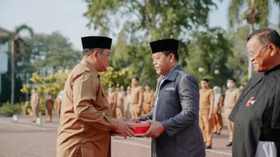 Sambut HUT RI ke-78, Pemerintah Kabupaten Karawang Bagikan Ribuan Bendera Merah Putih