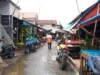 Mengaku Jualan Tak Laku, Pedagangan Pasar Dengklok Kembali ke Lahan Pasar Lama