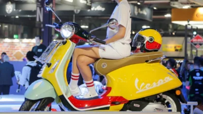 Vespa Primavera Sean Wotherspoon Makin Modis, Kaki-kakinya Serba Mewah