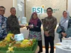 Pemotongan tumpeng usai pengguntingan pita menandai peresmian kantor baru BSI KCP Subang Otista.