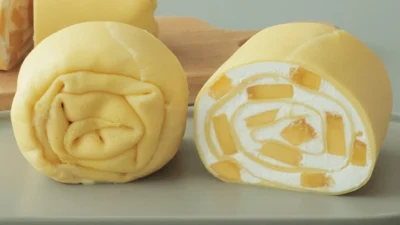 Resep Mango Towel Cake Roll, Kue Handuk Viral Mirip Dadar Gulung! (image from screenshot Youtube cooking tree)