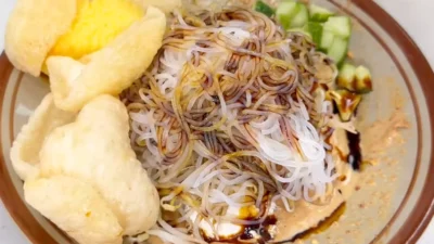 Resep Ketoprak Ala Abang Abang, Dijamin Enak dengan Saos Kacang Melimpah (image from screenshot Youtube ika mardatillah)