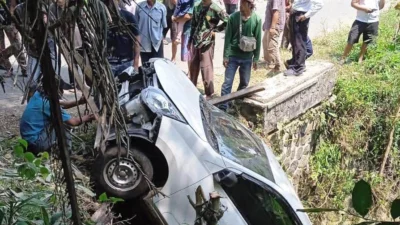 Gagal Nanjak dan Tak Bisa Tahan Rem, Minibus Terperosok ke Saluran Irigasi