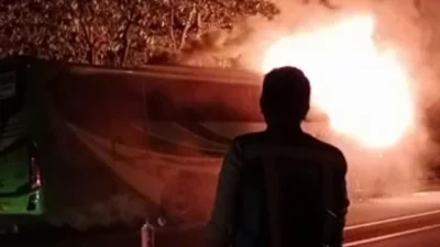 Bus Karunia Bakti Diduga Dibakar Orang Tak Dikenal