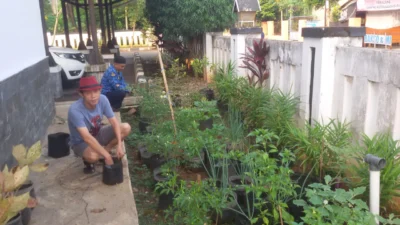 Camat Pagaden Barat Ajak Warga Tanam Warung Hidup