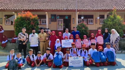 SALURKAN BANTUAN. YBM PLN berbagi kebahagiaan dengan menyalurkan bantuan berupa tas dan perlengkapan alat tulis sekolah untuk anak-anak SDN Salam Jaya.. ADAM SUMARTO/PASUNDAN EKSPRES