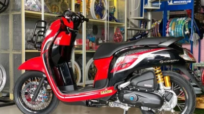 Scoopy Hitam Merah