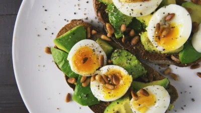 Salah satu ide olahan alpukat, yaitu Avocado Toast (Image From: Pexels/Foodie Factor)