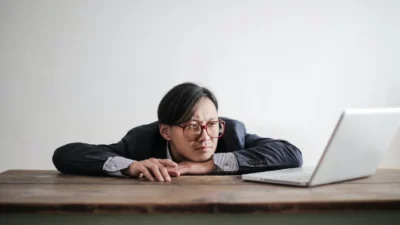 5 Tanda Kejenuhan Karier yang Perlu Kamu Perhatikan (Image From: Pexels/Andrea Piacquadio)