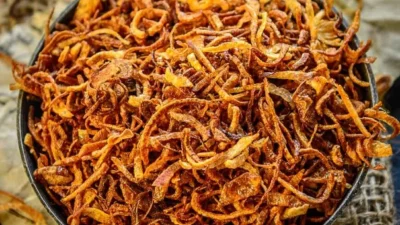 Tips Bikin Bawang Goreng Renyah dan Tahan Lama, Makan Makin Lahap! Sumber Gambar via WhiskAffair