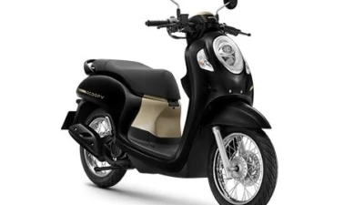 Scoopy Prestige Black 2022: Gaya dan Keunggulan yang Solid. (Sumber Gambar via www.naikmotor.com)