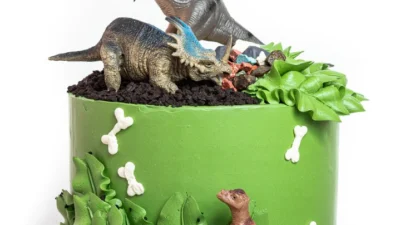 Cara Buat Cake Dinosaurus Lucu untuk Ultah Si Kecil, Bikin Temen-temennya Kepengin Juga! (Sumber Gambar via The Baking Factory)