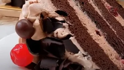 Resep Black Forest Slice Cake, Cocok Buat Hadiah Ulang Tahun (image from screenshot Youtube annisaa hawarizmi)