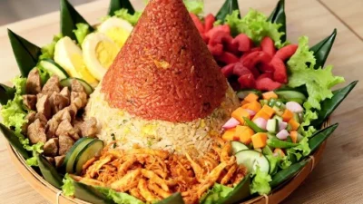 Emang Boleh Setumpeng ini? Gambar Nasi Tumpeng yang Bikin Ngiler. (Sumber Gambar via YouTube: Devina Hermawan)