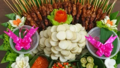 Pesona Hidangan Tumpeng Sate yang Nggak Ada Tandingannya! (Sumber Gambar via Shopee: larasha_mart)