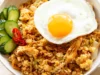 Ilustrasi Resep Nasi Goreng Gila ala Indonesia yang Pedesnya Ngawur (Image From: Wandercooks)