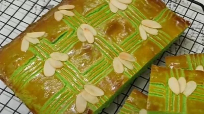 Resep Lekker Holland Pandan, Aroma Butter Terasa Sampai Ke Dalam Kue (image from screenshot youtube dapurumi)