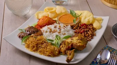 Spill Cara Buat Nasi Uduk yang Gurih dan Berbekas di Hati. (Sumber Gambar via TasteAtlas)