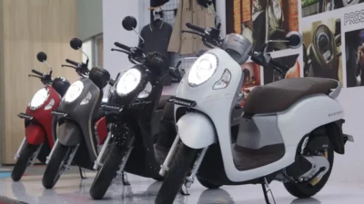 8 Varian Warna Honda Scoopy Terbaru 2023