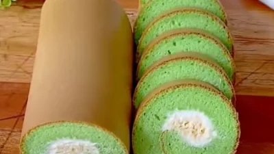 Resep Bolu Gulung Pandan Tanpa Oven, Tekstur Lembut dan Mengkilap (image from screenshot youtube fun cooking with yachikuka)