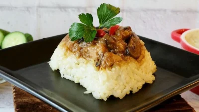 Resep Nasi Tim Ayam, Dijamin Lezat dengan Tekstur yang Lembut (image from screenshot tasteatlas)