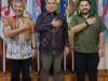 Dr Aqua Dwipayana dan putranya Savero Karamiveta Dwipayana bersama Bupati Jembrana I Nengah Tamba salam bahagia.