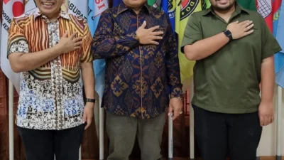 Dr Aqua Dwipayana dan putranya Savero Karamiveta Dwipayana bersama Bupati Jembrana I Nengah Tamba salam bahagia.