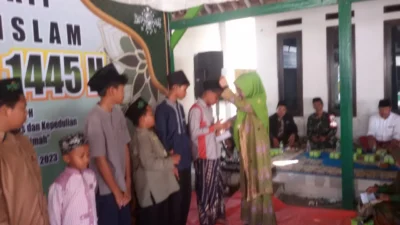 PAC Muslimat Pagaden Serahkan Bantuan Bagi Anak Yatim