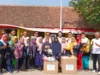 Petinggi PT Meiloon Technology Indonesia, Kepala Desa Gunungsembung, kepala sekolah dan guru-guru SDN Dwi Dharma foto bersama usai simbolis penerima bantuan perlengkapan pembelajaran.