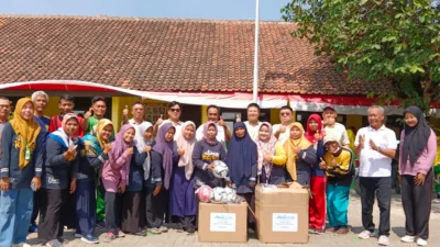 Petinggi PT Meiloon Technology Indonesia, Kepala Desa Gunungsembung, kepala sekolah dan guru-guru SDN Dwi Dharma foto bersama usai simbolis penerima bantuan perlengkapan pembelajaran.