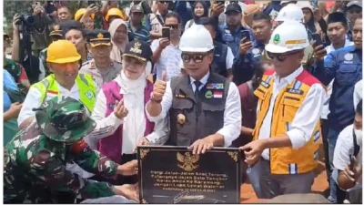 Tinjau Jembatan Walahar, Ridwan Kamil Disambut Ratusan Emak-Emang Karawang