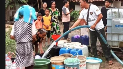 Warga Karawang Selatan Kekeringan, KPL Sanggabuana Berbagi Air Bersih