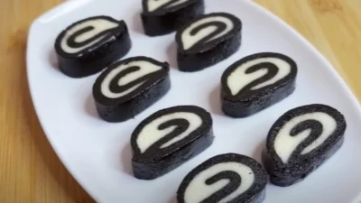 Resep Oreo Swiss Roll Cake, Gak Perlu Ribet Meski Tanpa Dipanggang (image from screenshot Youtube tri pujis)