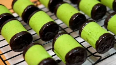 Resep Banana Roll Cake, Nikmati Lembutnya Bolu dan Coklat dalam Satu Gigitan (image from screenshot Youtube umi trisna)