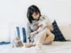 Harga Dry Food Kucing 2023, foto kucing dan pemilik via Unsplash-Tran Mau Tri Tam