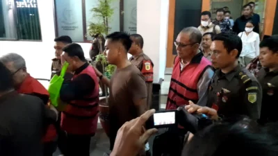 Kejaksaan Negeri (Kejari) Purwakarta resmi menahan tiga tersangka atas dugaan korupsi penyalahgunaan anggaran belanja tak terduga (BTT) bagi karyawan yang terkena PHK saat pandemi Covid-19 Tahun Anggaran 2020.