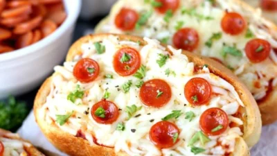 Resep Roti Mini Pizza Ekonomis Buat Titip di Warung, Jamin Laku Banget! (Sumber Gambar: Kara Creates)