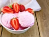 Ilustrasi Cara Membuat Es Krim Yogurt Strawberry (Image From: Cuisinart)