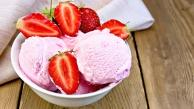 Ilustrasi Cara Membuat Es Krim Yogurt Strawberry (Image From: Cuisinart)