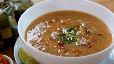 Resep Coto Makassar, Makanan Khas Sulawesi Selatan dengan Citarasa Rempah-Rempah yang Kuat (image from screenshot Youtube lis achmady)